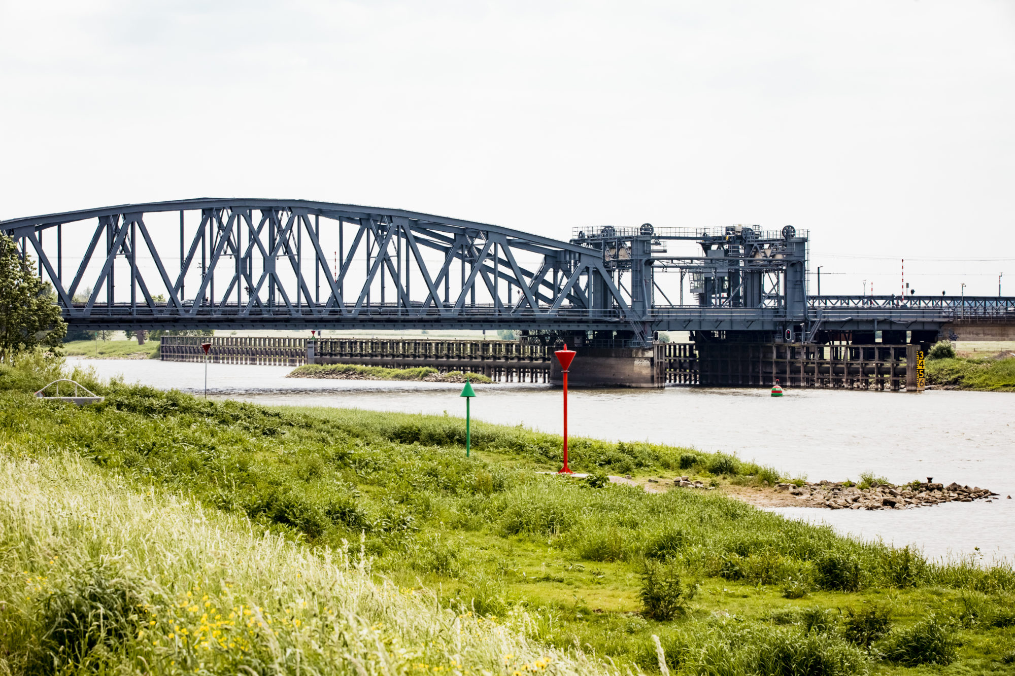 zicht op de brug en IJssel